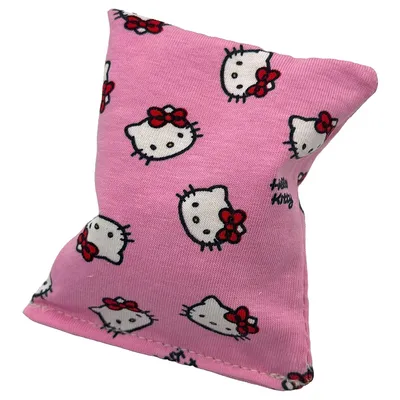 Rosa Kissen mit Hello Kitty-Muster, mehrfach bedruckt mit weissen Katzenköpfen und roten Schleifen.