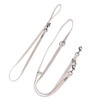 Beige Hundeleine mit verstellbaren Schlaufen, Metallringen und Karabinerhaken. Geeignet für verschiedene Längenanpassungen.