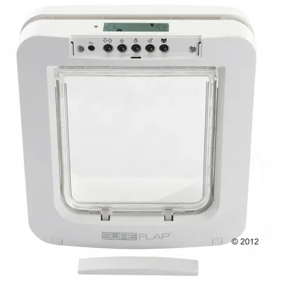 SureFlap kattenluik met digitaal display, zes knoppen en transparante klep. Merknaam 'SUREFLAP' zichtbaar onderaan het luik.