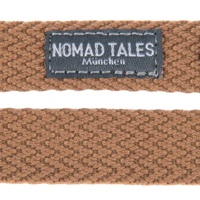 Étiquette sur laisse en tissu marron avec texte : NOMAD TALES München