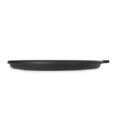 Capac negru din plastic, plat și rotund, vedere laterală.