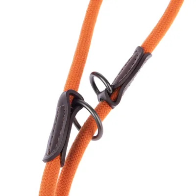 Detailansicht einer orangefarbenen Hundeleine mit schwarzen Metallringen und braunen Lederakzenten.