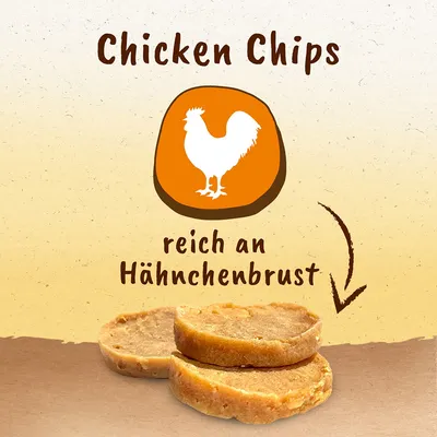 Chicken Chips, bogat s piščančjimi prsmi. Prikazani so trije čipsi iz piščančjega mesa z belim simbolom petelina na oranžni podlagi.