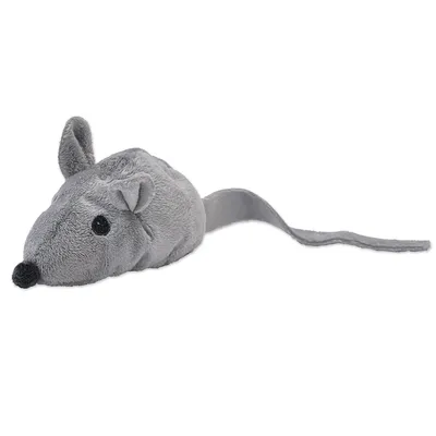 Jouet en forme de souris grise en tissu peluche, avec oreilles, yeux noirs et longue queue visible.