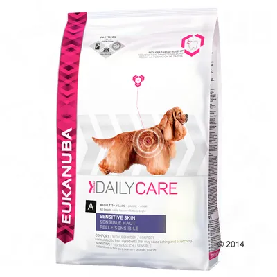 Saco de ração Eukanuba Daily Care Sensitive Skin para cães adultos, indicado para pele sensível. Texto visível: 'Adult 1+ years', 'Sensitive Skin', 'Comfort'.