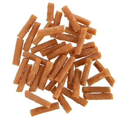 Mehrere braune, längliche Hundesnacks in Stangenform, sichtbar auf weissem Hintergrund.
