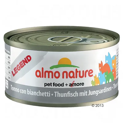 Lata de alimento para animais Almo Nature Legend, texto visível: pet food + amore, Tonno con bianchetti, Thunfisch mit Jungsardinen. Ilustração de gatos coloridos no rótulo.