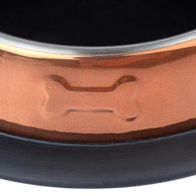 Futternapf aus Metall mit eingeprägtem Knochenmotiv und rutschfestem schwarzen Gummiboden.