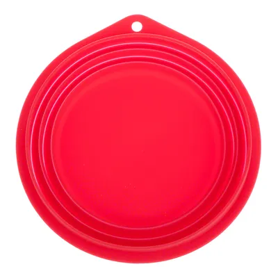 Round red silicone lid with hole for hanging, suitable for covering cans or containers.