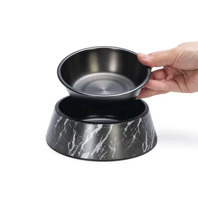 Schwarzer Futternapf mit herausnehmbarer Edelstahlschale, Marmordesign auf der Basis. Hand zeigt einfache Entnahme der Schale.