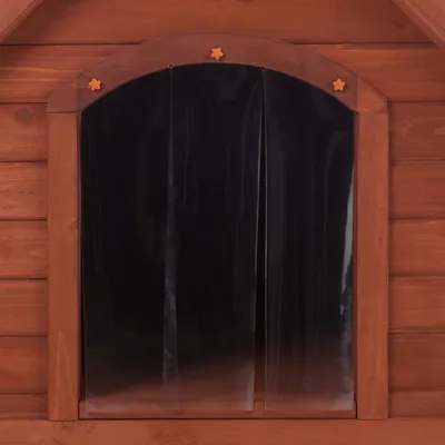 Porta in plastica trasparente con cornice in legno, montata su una cuccia per animali. Tre viti a forma di stella visibili sulla parte superiore della cornice.