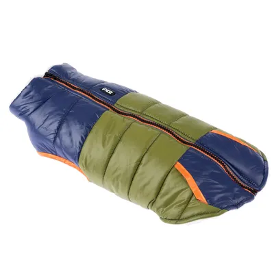Grün-blauer Hundemantel mit orangefarbenen Akzenten und Reissverschluss, geeignet für kalte Wetterbedingungen.