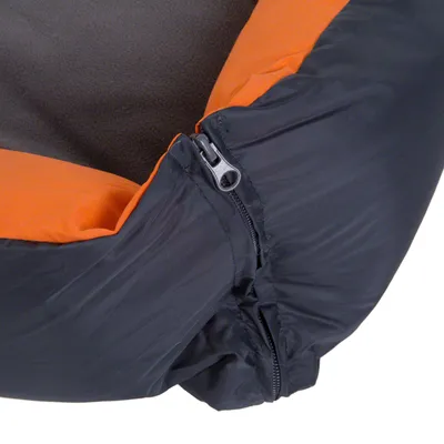 Detailansicht eines orange-schwarzen Hundebetts mit Reissverschluss und weicher Innenpolsterung.