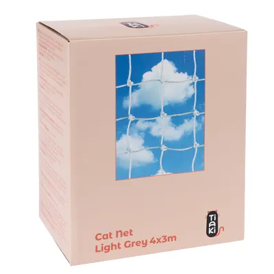 Embalagem de rede para gatos Tiaki, cor cinzento claro, dimensões 4×3 m. Texto visível: Cat Net Light Grey 4x3m. Imagem da rede com fundo de céu azul e nuvens.