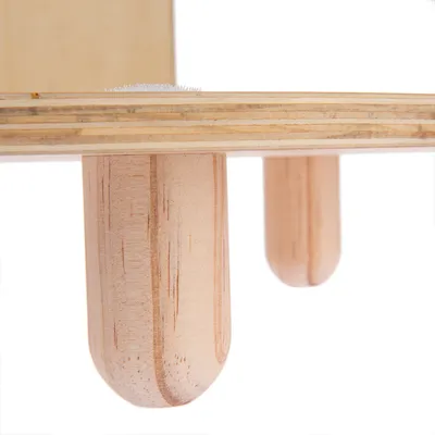 Detailansicht von Holzbeinen und einer Holzplatte, zeigt die Verarbeitung und Materialqualität.