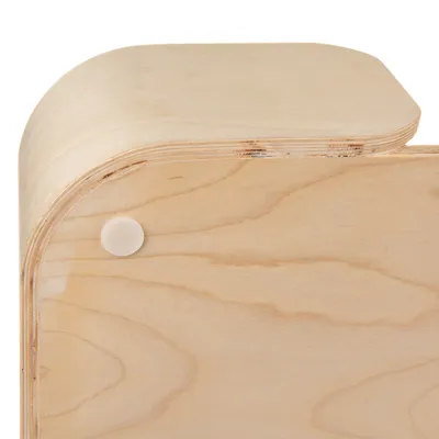Detailansicht einer abgerundeten Ecke aus hellem Holz mit sichtbaren Schichten und einem weissen Kunststoffknopf.