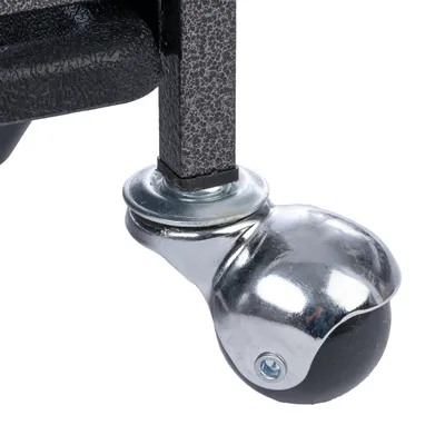 Vedere detaliată a unei role metalice cu roată neagră, fixată pe un cadru metalic dreptunghiular.