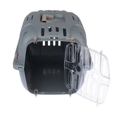 Graue Transportbox mit transparentem, geöffnetem Türchen und Lüftungsschlitzen. Geeignet für sicheren Transport von Haustieren.