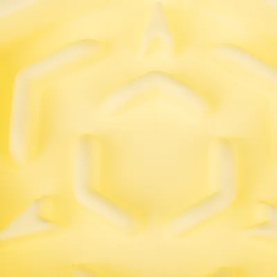Gelbe Oberfläche mit erhabenen geometrischen Mustern, möglicherweise Teil eines Produkts zur Beschäftigung oder Fütterung.