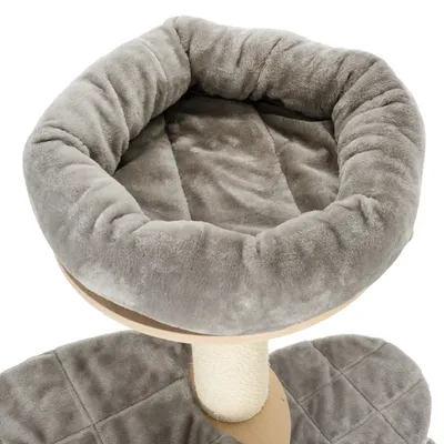 Graues, rundes Katzenbett mit weicher Polsterung auf einem Kratzbaum aus Holz und Sisal.