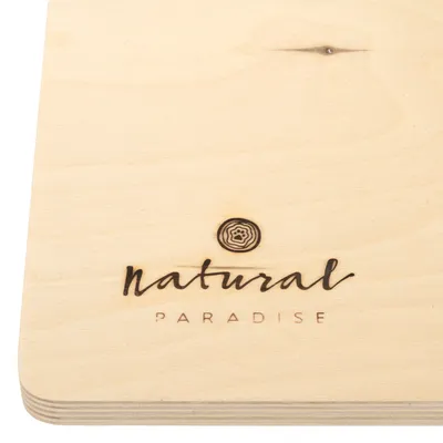 Natural Paradise. Nápis a logo na světlém dřevě.