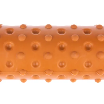 Orangefarvet legetøjsstav med knopstruktur af plast, egnet til interaktiv leg eller tygning.