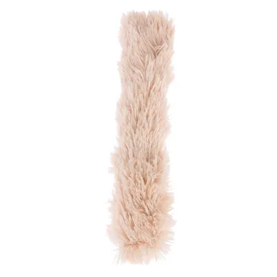 Beige, pörröinen lelu pitkänomaisessa muodossa. Materiaali: tekoturkis.