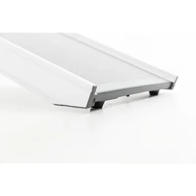 Fragment rampy z metalu i tworzywa sztucznego, widoczne antypoślizgowe wykończenie powierzchni oraz nóżki na spodzie.