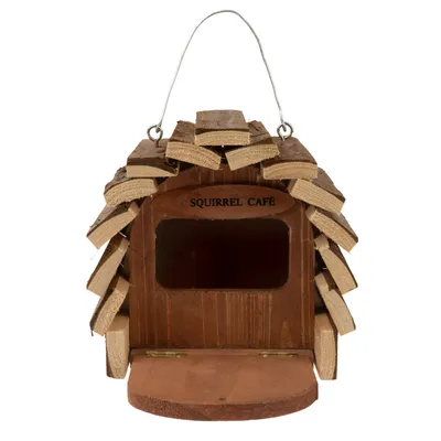 Drevený domček s nápisom 'Squirrel Cafe', predným otvorom a výklopným dnom, vhodný ako kŕmidlo pre veveričky.