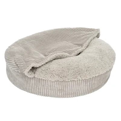 Rond, lichtgrijs knuffelbed met zacht pluche en een geribbelde stoffen rand, gedeeltelijk bedekt met een deken.