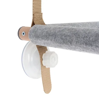 Närbild av en grå filtstav med träfäste, fastsatt med sugpropp och beige-gult band.