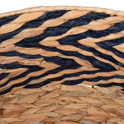 Geflochtenes Material aus Naturfasern mit schwarzen Zierstreifen, Detailansicht.