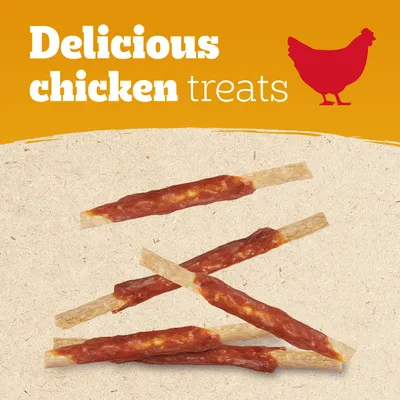 Delicious chicken treats. Bastoncini avvolti da carne di pollo visibile, sfondo beige e arancione con sagoma rossa di gallina. Testo in inglese nell'immagine.