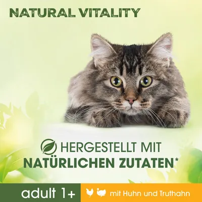 Texte en haut : NATURAL VITALITY. Texte central : HERGESTELLT MIT NATÜRLICHEN ZUTATEN. Bandeau : adult 1+, mit Huhn und Truthahn. Texte en allemand et anglais, chat en photo.