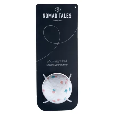 Nomad Tales München Moonlight Ball. Witte bal met gekleurde accenten in zwarte verpakking.