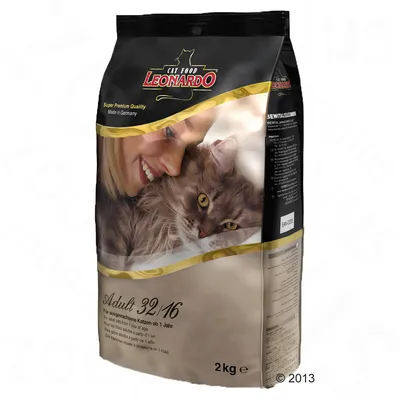 Опаковка Leonardo Cat Food Adult 32/16, 2 кг. Видими надписи: Super Premium Quality, Made in Germany. Снимка на жена с котка върху опаковката.