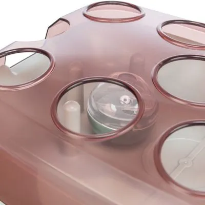 Kunststof behendigheidsspeelbord met ronde openingen en draaibare elementen, geschikt voor het verstoppen van snacks of brokjes. Kleur: transparant roze.