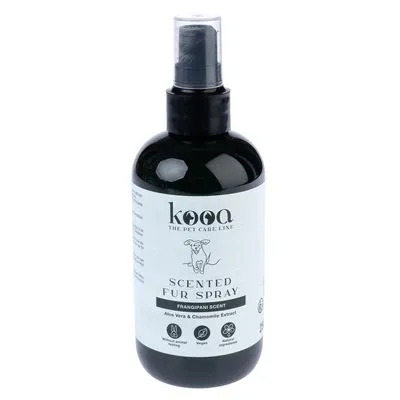 Frasco de spray kooa Scented Fur Spray, aroma frangipani, com extrato de aloé vera e camomila. Indicações visíveis: vegan, adequado para animais sensíveis, sem testes em animais.