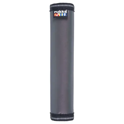 Черный цилиндрический аксессуар с нашивкой rukka и цветными полосками, материал похож на ткань или нейлон