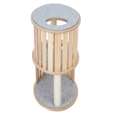 Arbre à chat cylindrique en bois clair avec trois niveaux, plateformes recouvertes de feutre gris et poteau central en sisal visible au centre.