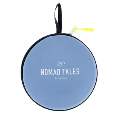 Nomad Tales München. Borsa rotonda blu con cerniera e pendente giallo.
