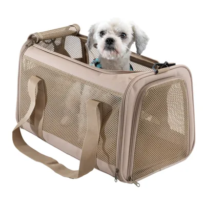 Sac de transport beige en tissu avec panneaux en maille, poignées et fermeture éclair, contenant un petit chien blanc à poil court visible à travers la maille.
