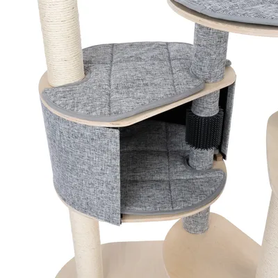 Arbre à chat avec niche fermée, coussins gris en tissu, poteaux recouverts de sisal et brosse noire fixée sur un des poteaux centraux. Structure en bois clair visible.
