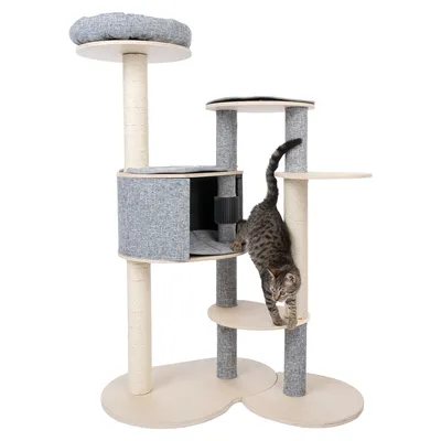 Arbre à chat en bois clair et tissu gris, plusieurs plateformes, niche centrale, poteaux recouverts de corde, chat tigré montant sur une plateforme inférieure.