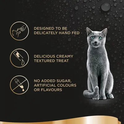 Testo in inglese: designed to be delicately hand fed, delicious creamy textured treat, no added sugar, artificial colours or flavours. Immagine di un gatto seduto.