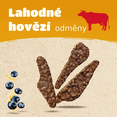Lahodné hovězí odměny, tři kusy sušených pamlsků, obrázek krávy, borůvky a klasy obilí vlevo dole