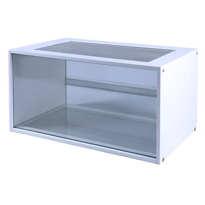 Valkoinen suorakulmainen terraario, jossa lasinen etuosa ja metalliverkkokansi. Sisällä näkyy ilmanvaihtoritilä takaseinässä.