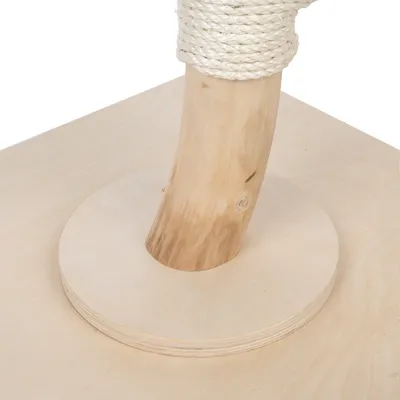 Árbol rascador de madera clara con cuerda de sisal enrollada, base estable de madera.