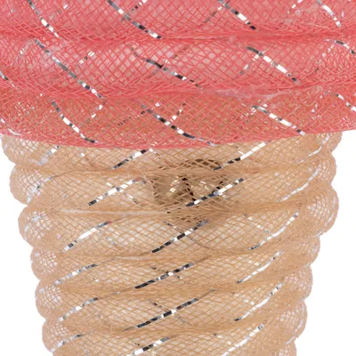 Gros plan sur une structure en filet synthétique beige et rose avec des bandes argentées, matériau tressé visible. Aucun texte ou marque apparente.
