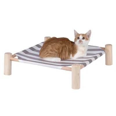 Gestreepte hangmat met houten frame, daarop ligt een rood-witte kat.